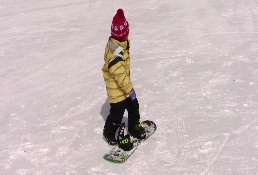 スノーボードは何歳から始める？【子供のスノボデビューに必要なもの 